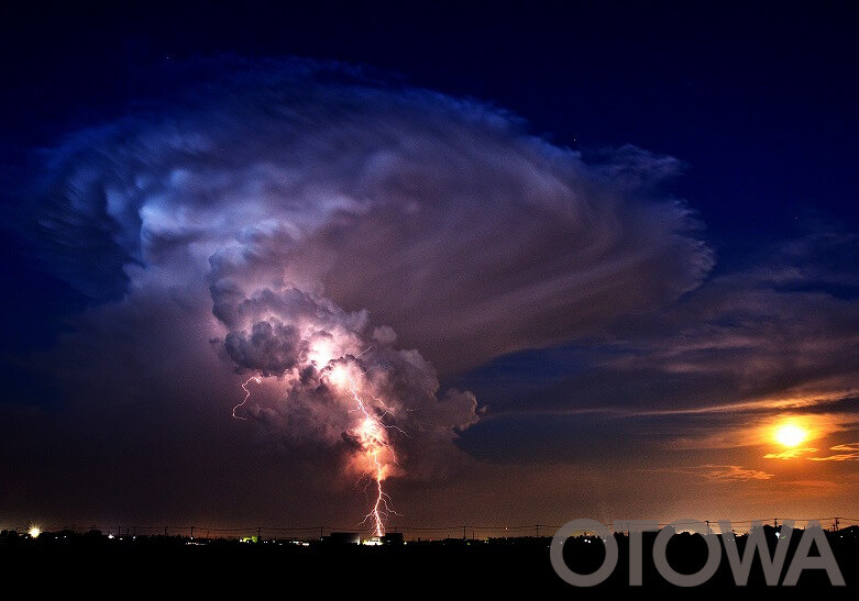 第17回 雷写真コンテスト受賞作品 金賞 -月夜に天の怒り-